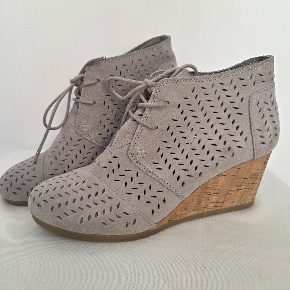 TOMS Desert Wedge Drizzle Grey Suede Perf Leaf Size-9.5